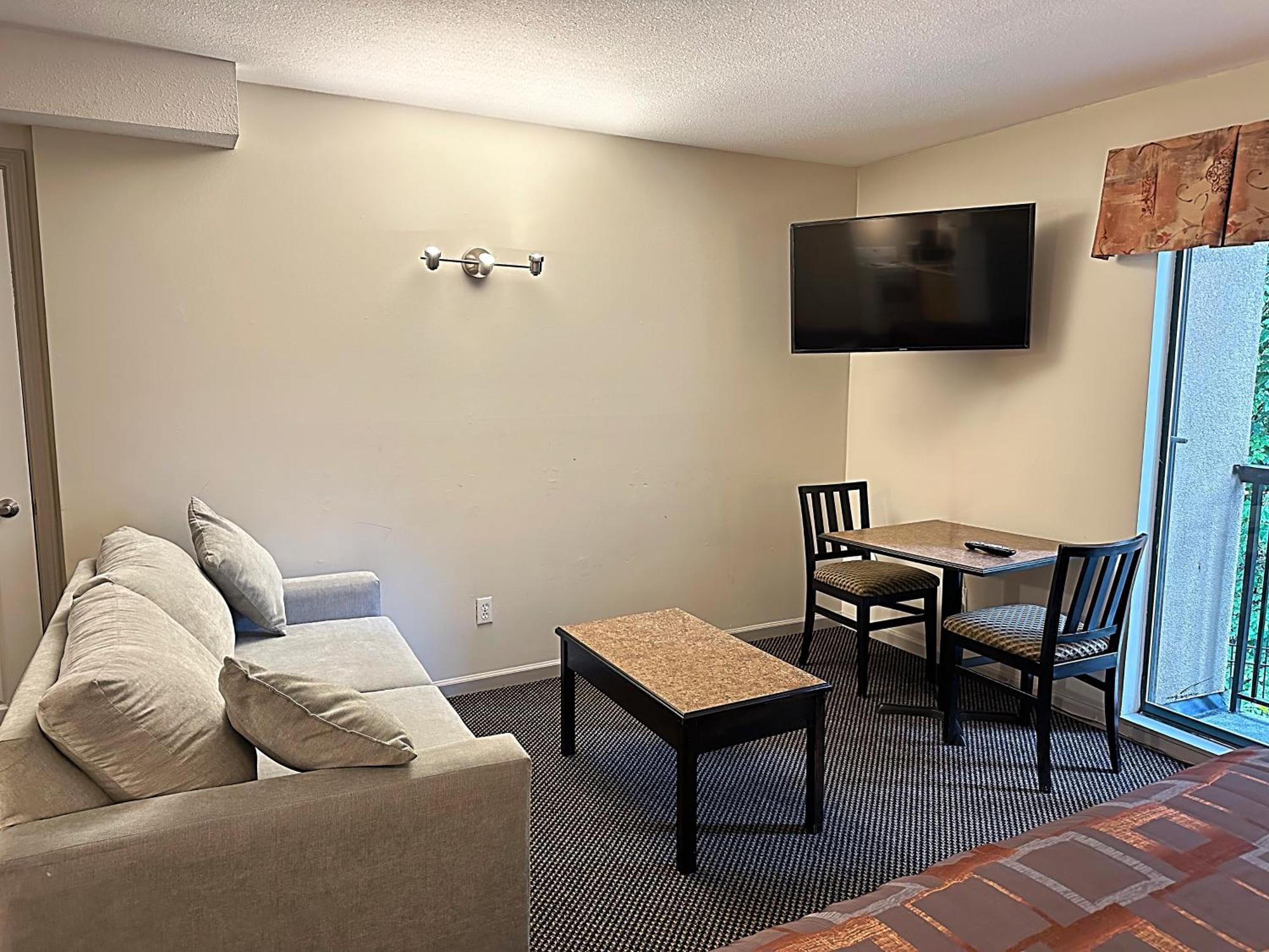 Hotel Canadian 2*