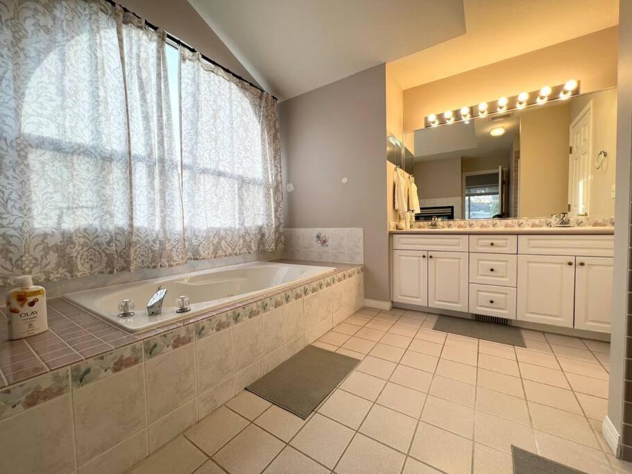 Spacious Charming Entire House In A Calming Neighborhood * Surrey
