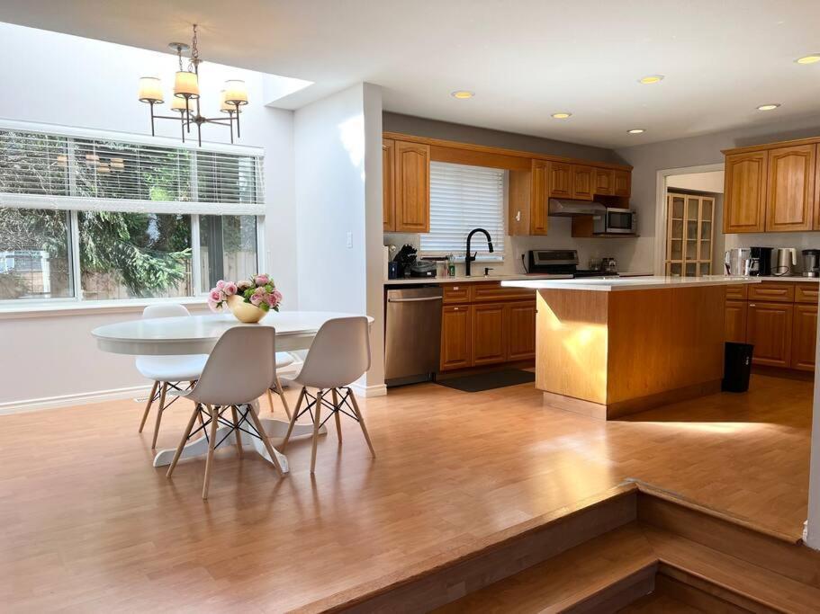 Spacious Charming Entire House In A Calming Neighborhood Apartment