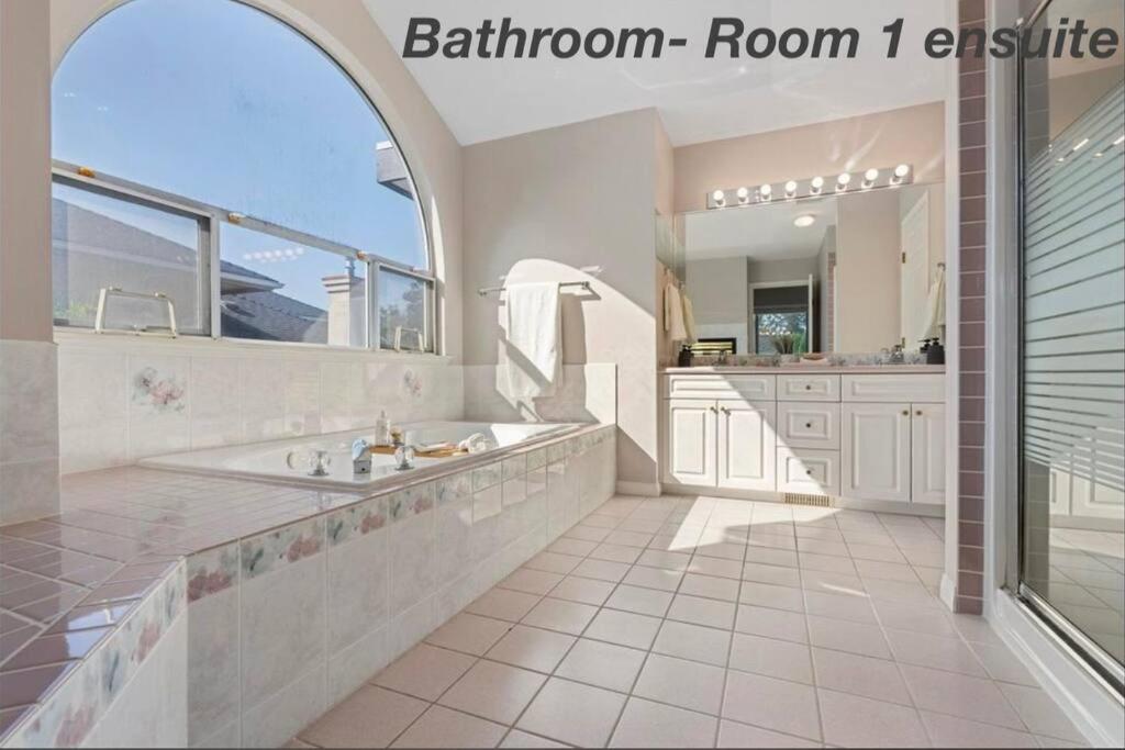 Spacious Charming Entire House In A Calming Neighborhood Surrey
