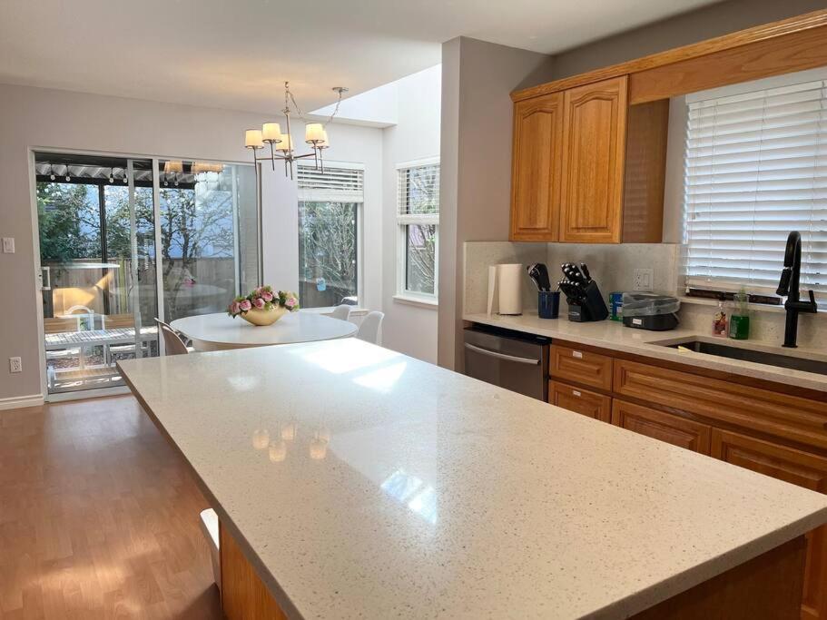 Spacious Charming Entire House In A Calming Neighborhood