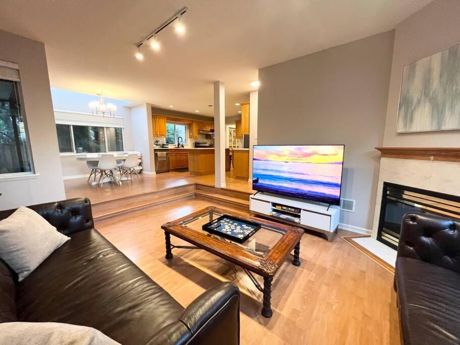 Spacious Charming Entire House In A Calming Neighborhood