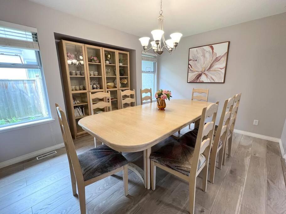 Spacious Charming Entire House In A Calming Neighborhood Apartment
