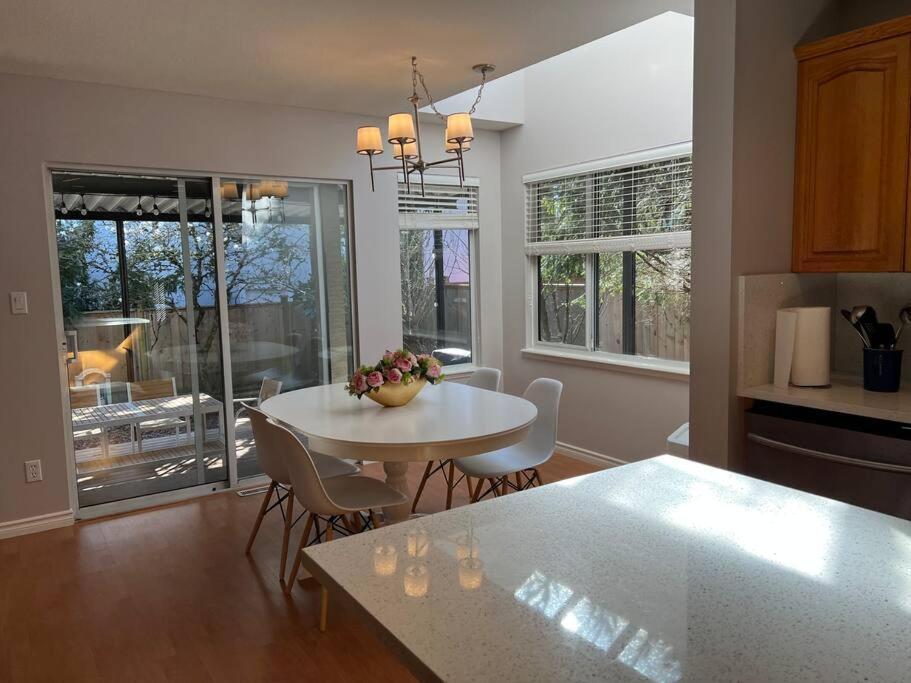 Apartment Spacious Charming Entire House In A Calming Neighborhood
