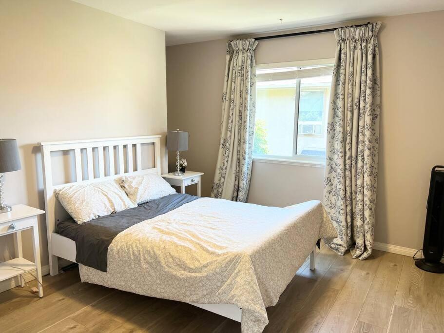 Spacious Charming Entire House In A Calming Neighborhood Apartment *
