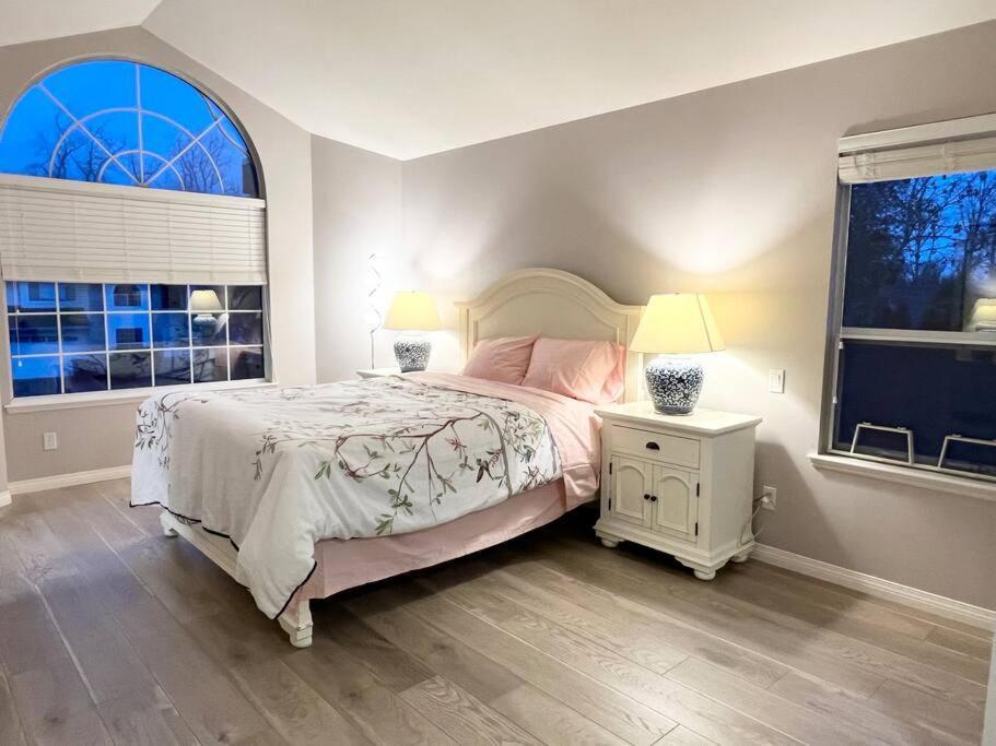 Spacious Charming Entire House In A Calming Neighborhood Apartment *