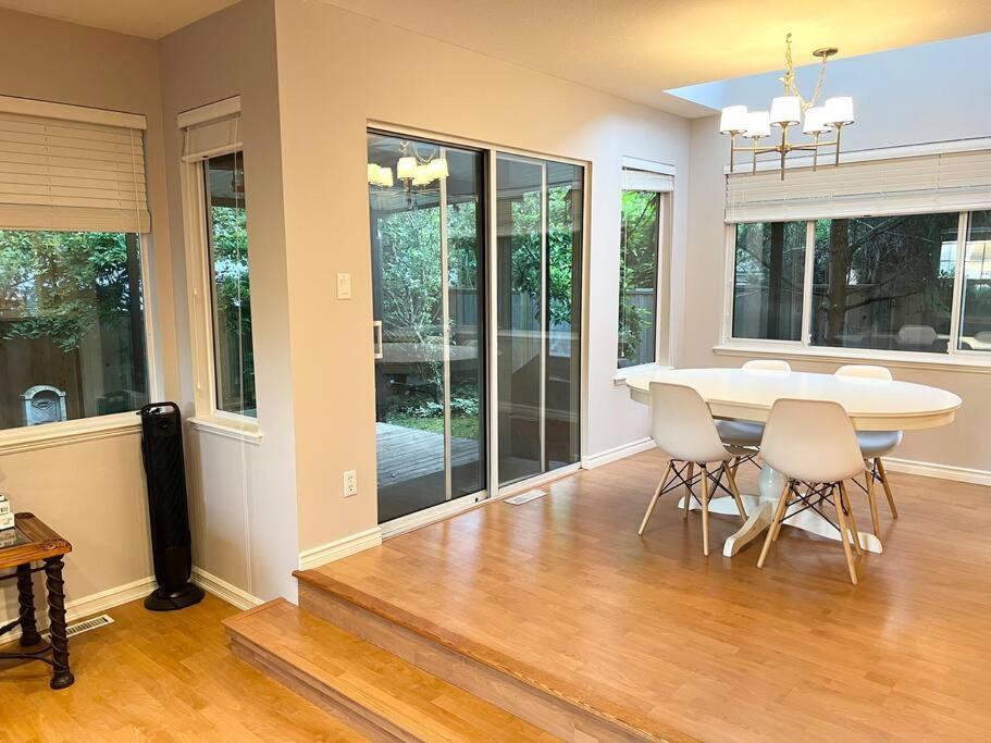 Spacious Charming Entire House In A Calming Neighborhood *