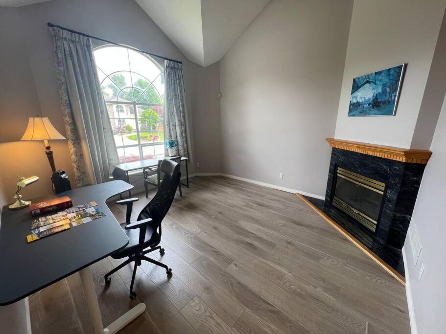 Spacious Charming Entire House In A Calming Neighborhood Apartment *