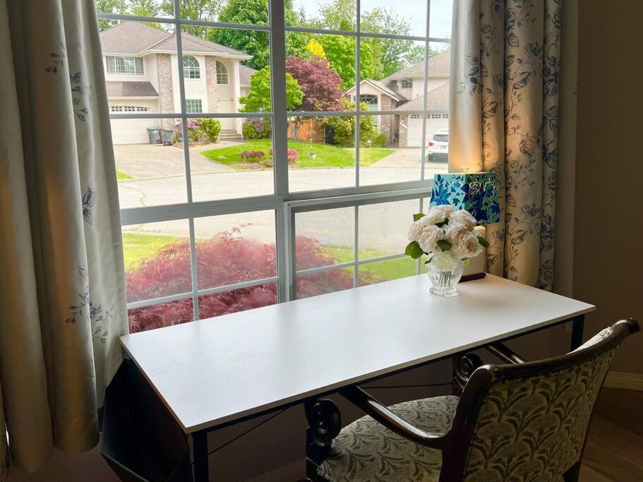 Spacious Charming Entire House In A Calming Neighborhood