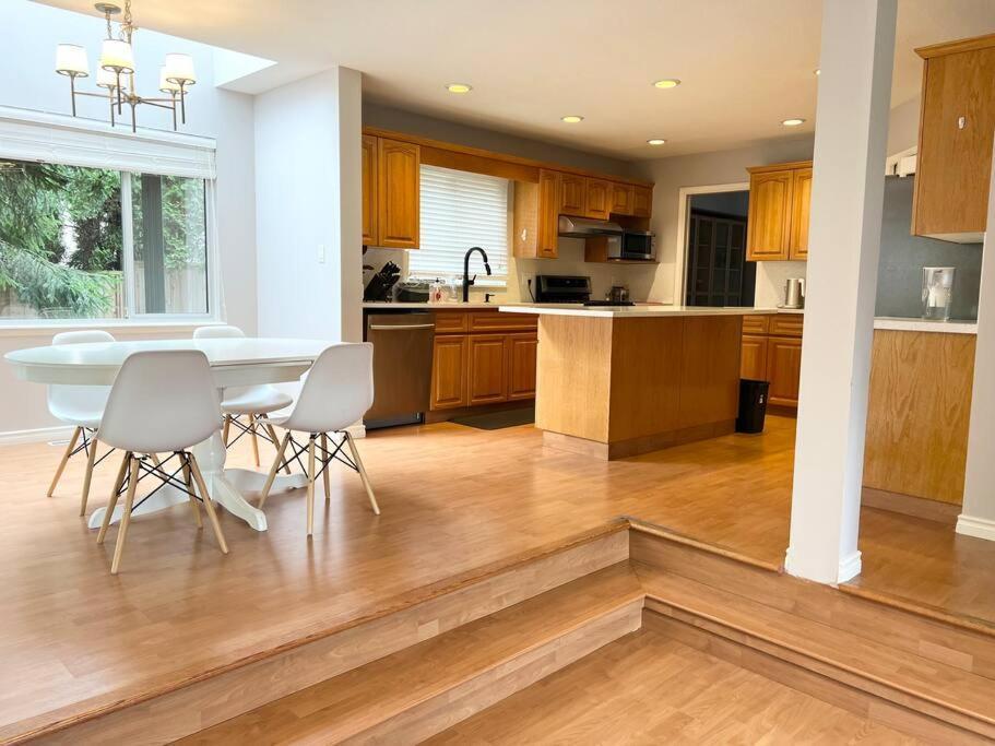 Spacious Charming Entire House In A Calming Neighborhood *
