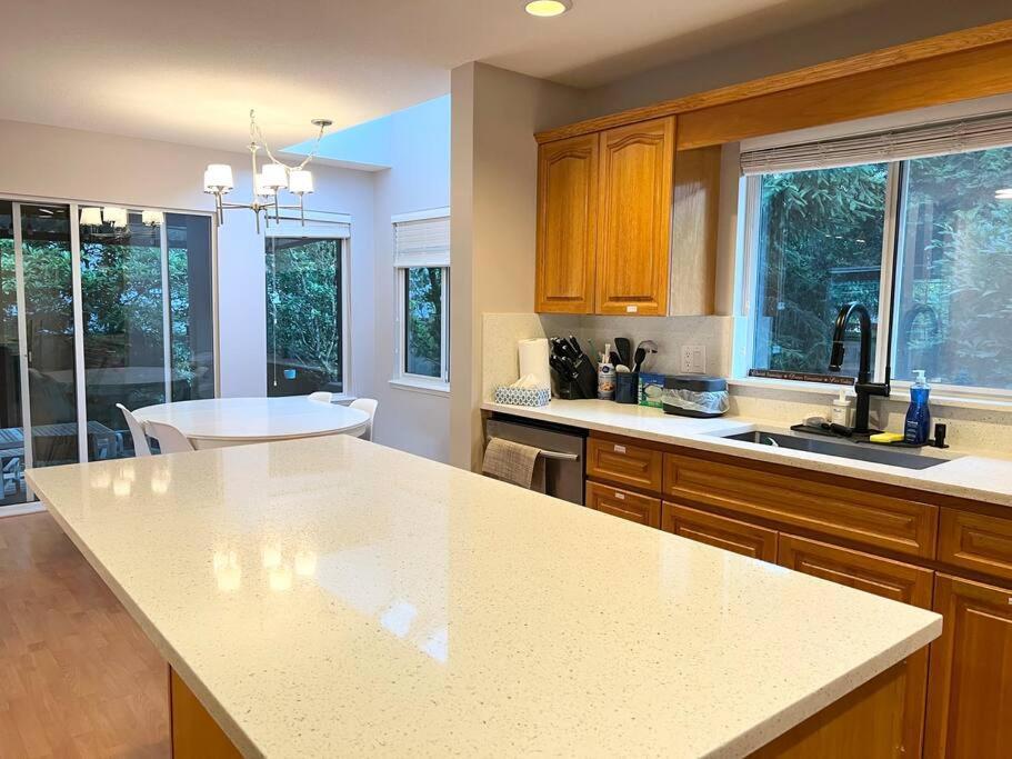 Spacious Charming Entire House In A Calming Neighborhood