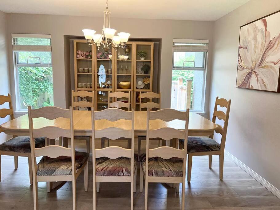 Spacious Charming Entire House In A Calming Neighborhood Apartment *