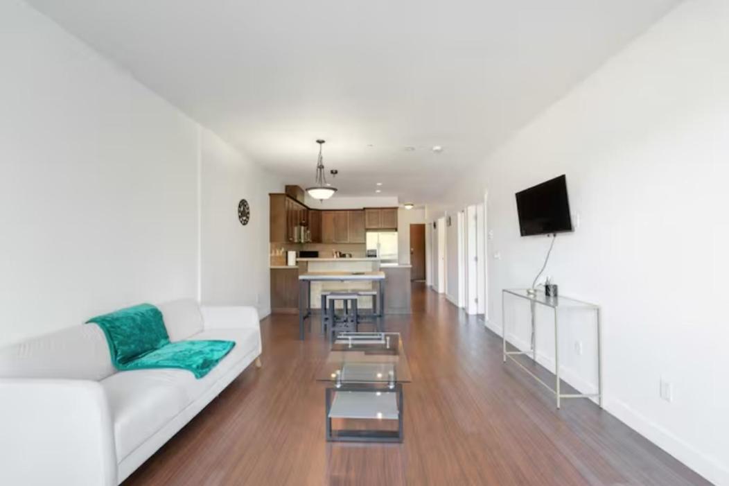 Private With 2 Queen Beds, Living Area And 2 Washrooms Including Laundary Surrey