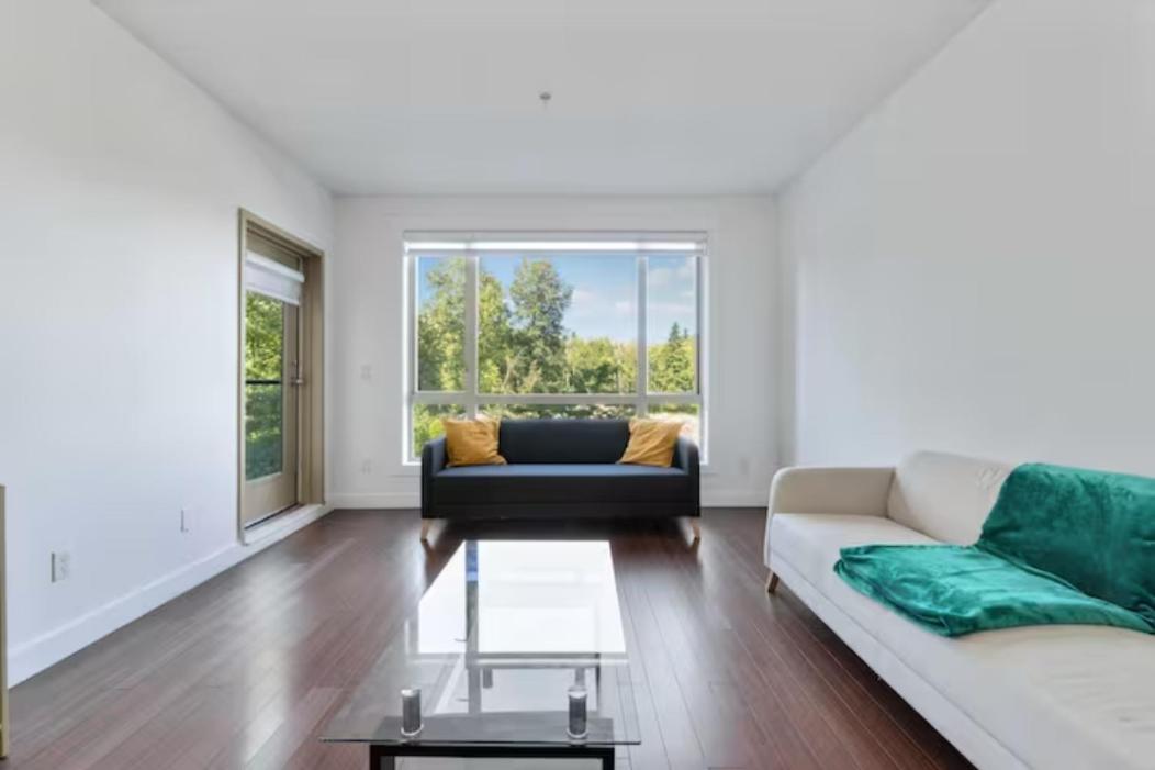 Private With 2 Queen Beds, Living Area And 2 Washrooms Including Laundary * Surrey