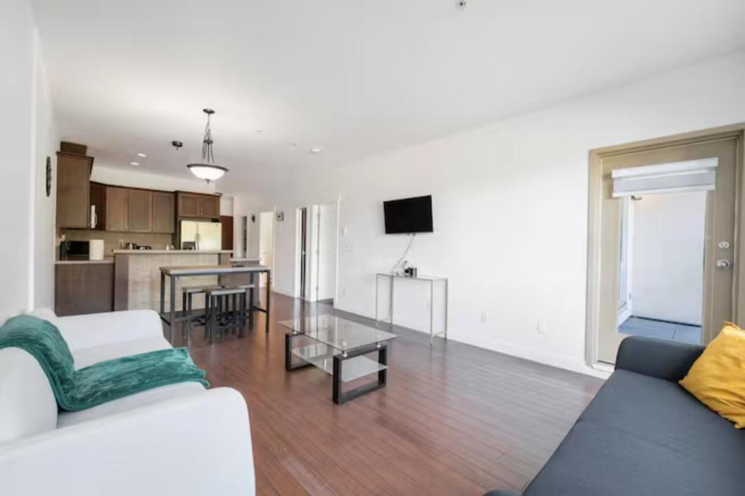 Private With 2 Queen Beds, Living Area And 2 Washrooms Including Laundary * Surrey