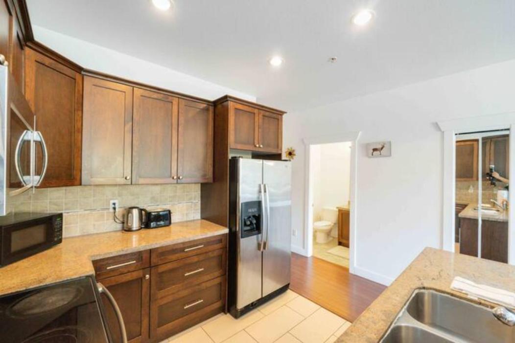 Private With 2 Queen Beds, Living Area And 2 Washrooms Including Laundary * Surrey