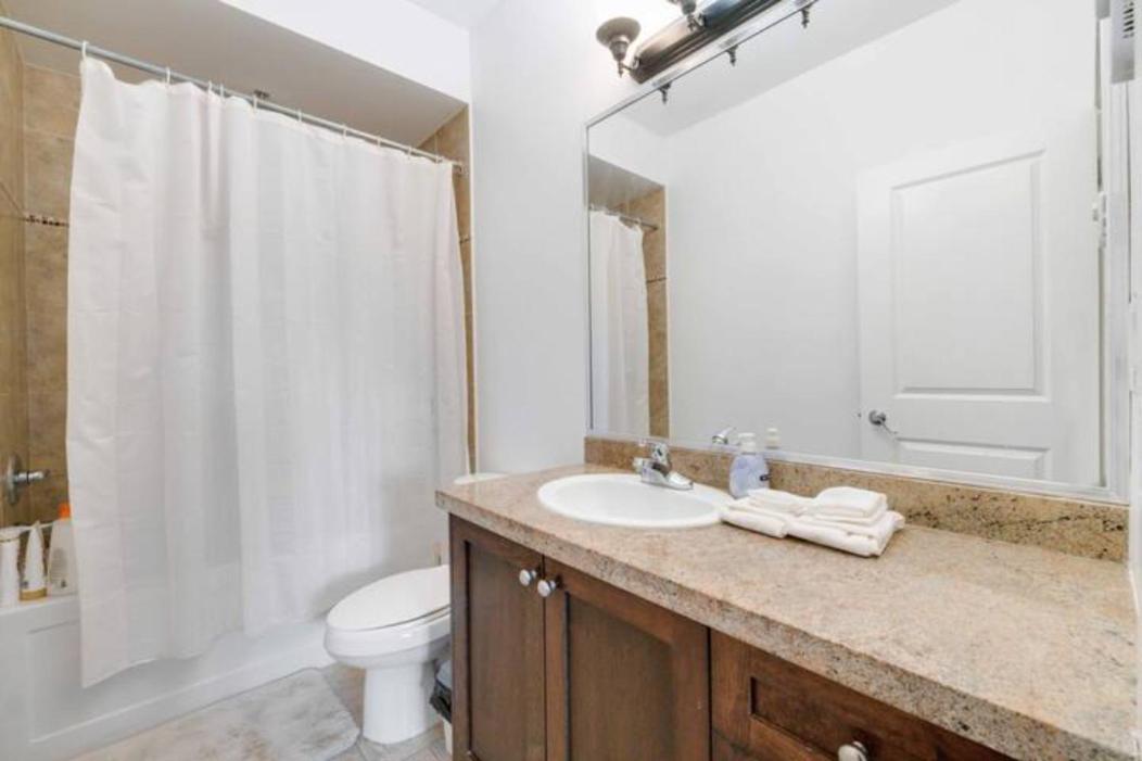 Private With 2 Queen Beds, Living Area And 2 Washrooms Including Laundary Apartment
