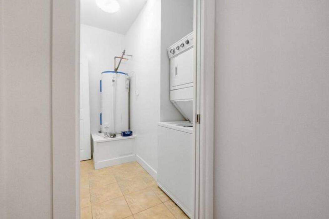 Apartment Private With 2 Queen Beds, Living Area And 2 Washrooms Including Laundary Surrey