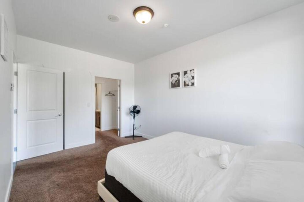 Private With 2 Queen Beds, Living Area And 2 Washrooms Including Laundary * Surrey