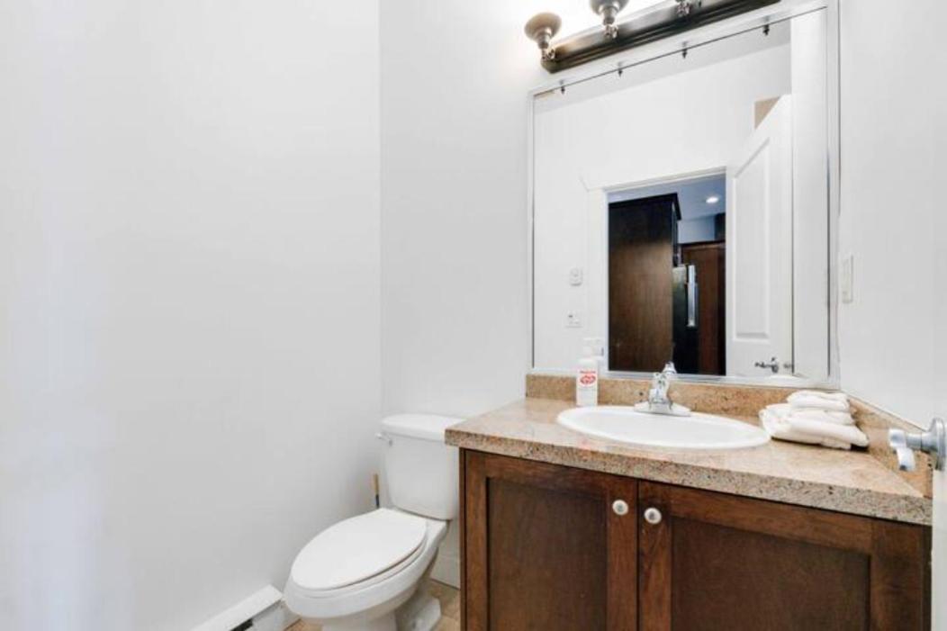Private With 2 Queen Beds, Living Area And 2 Washrooms Including Laundary Apartment *