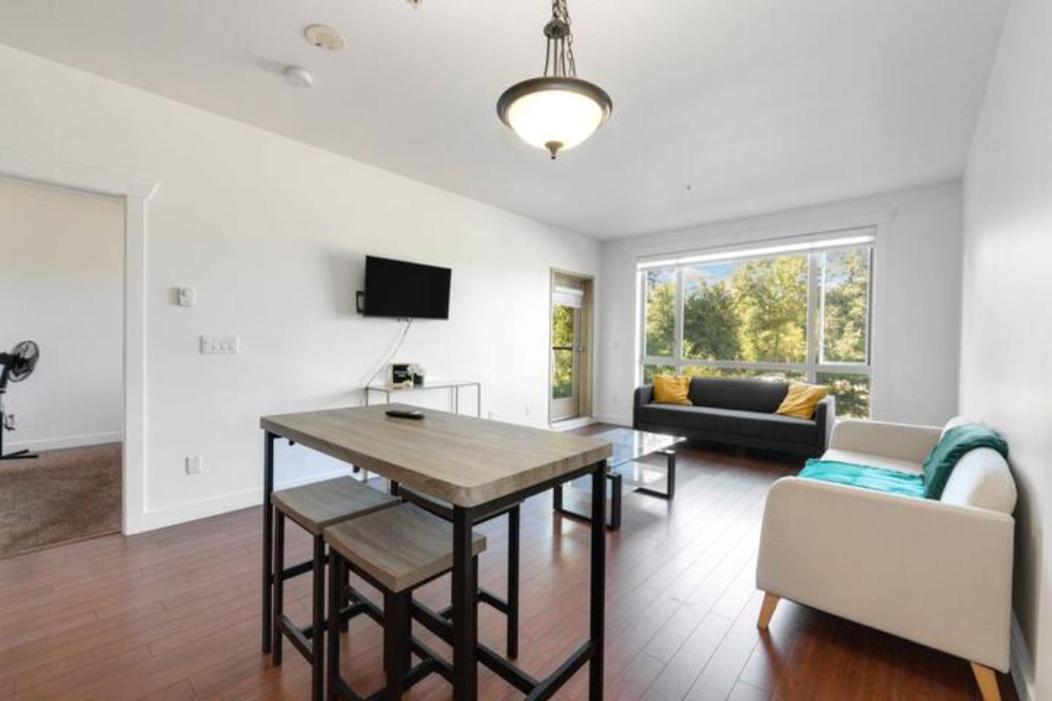 Private With 2 Queen Beds, Living Area And 2 Washrooms Including Laundary Apartment *