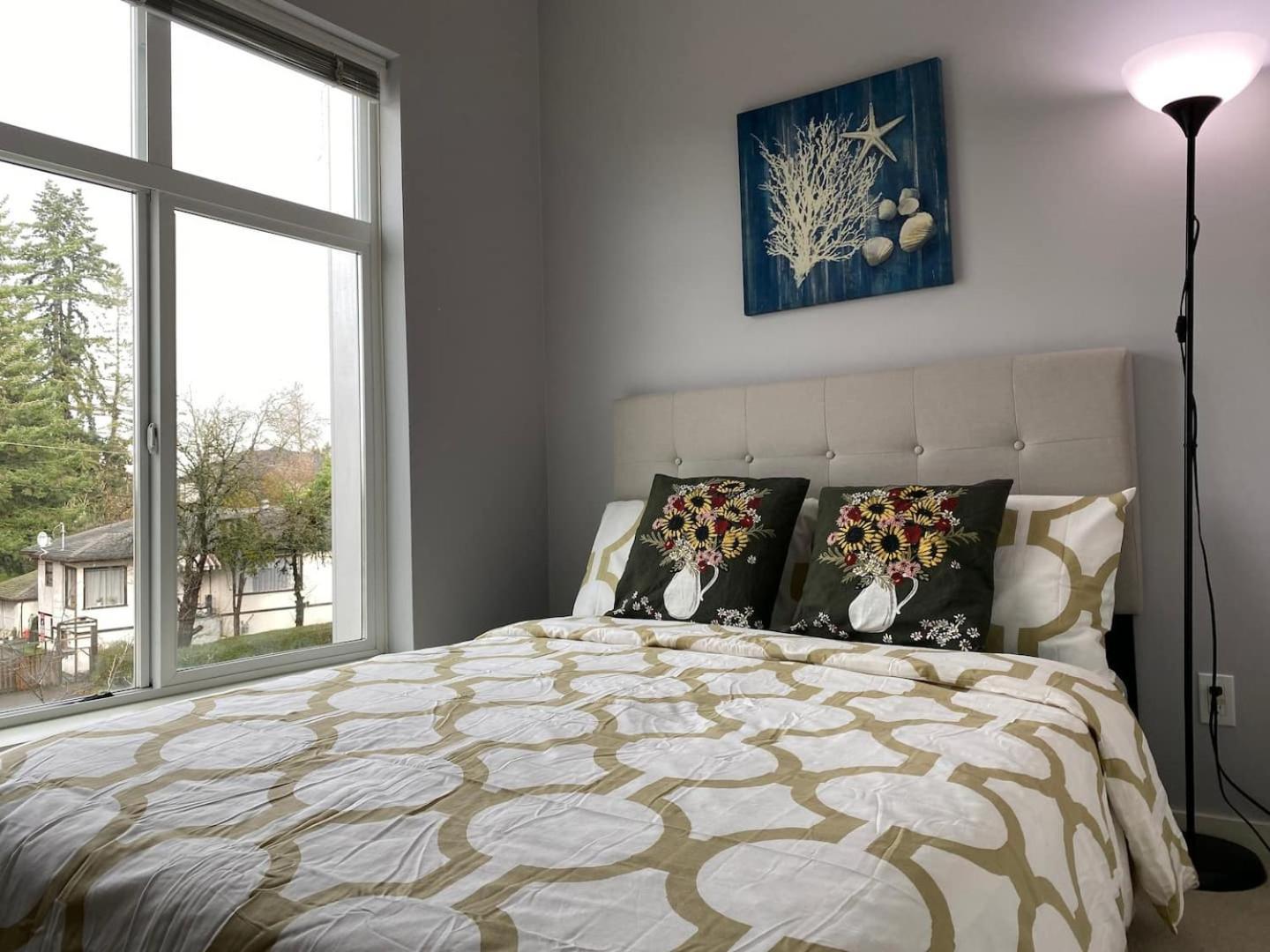 Apartment Skytrain Accessible,free Parking, Gym, 2 Bedroom Sleeps 6 In