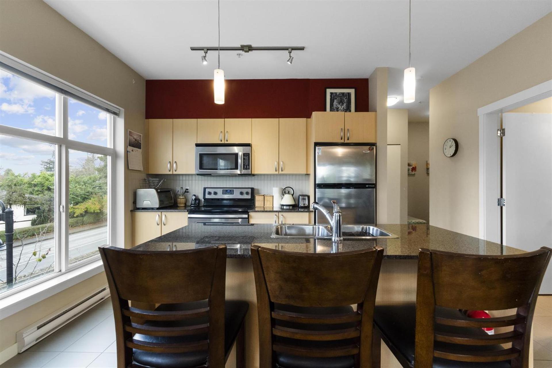 Skytrain Accessible,free Parking, Gym, 2 Bedroom Sleeps 6 In Surrey