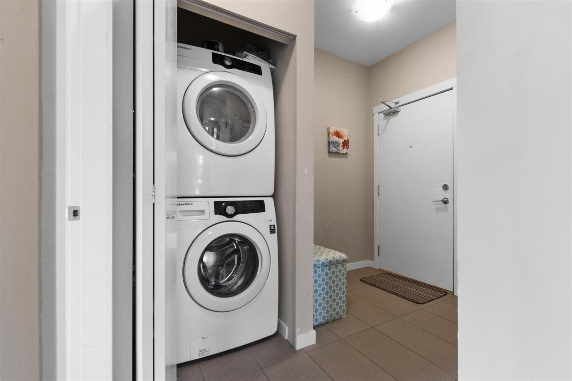 Skytrain Accessible,free Parking, Gym, 2 Bedroom Sleeps 6 In *