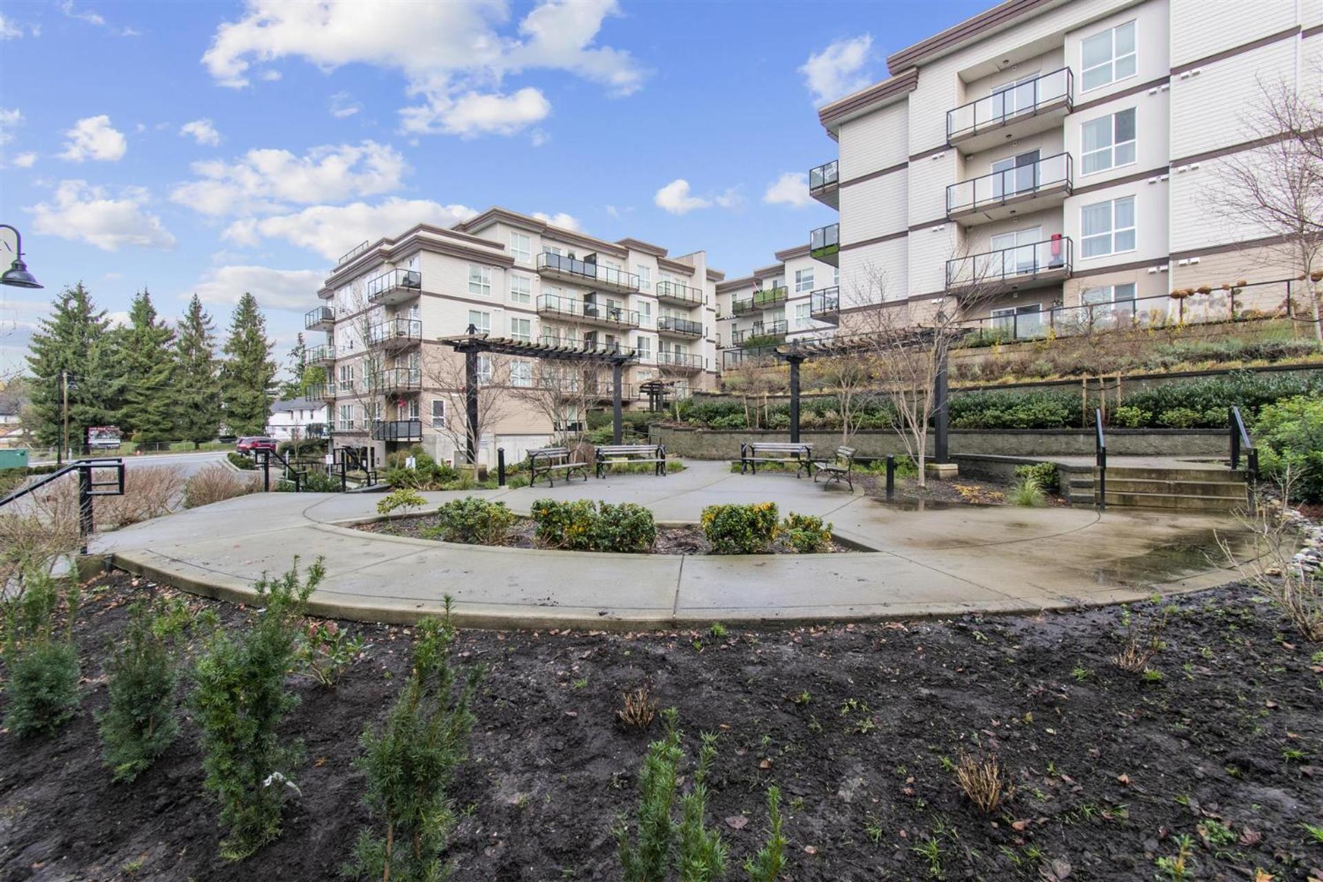 Skytrain Accessible,free Parking, Gym, 2 Bedroom Sleeps 6 In