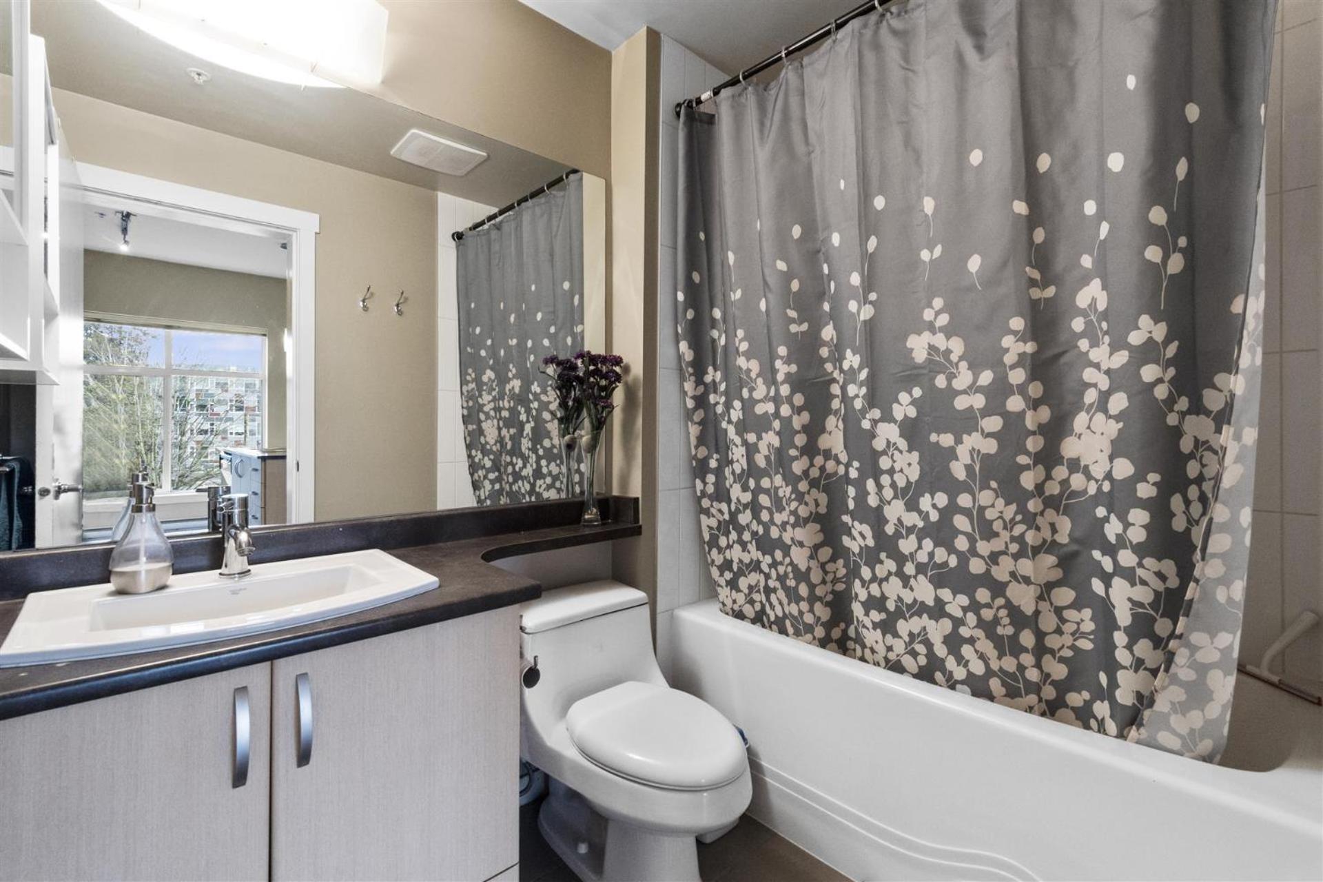 Skytrain Accessible,free Parking, Gym, 2 Bedroom Sleeps 6 In * Surrey