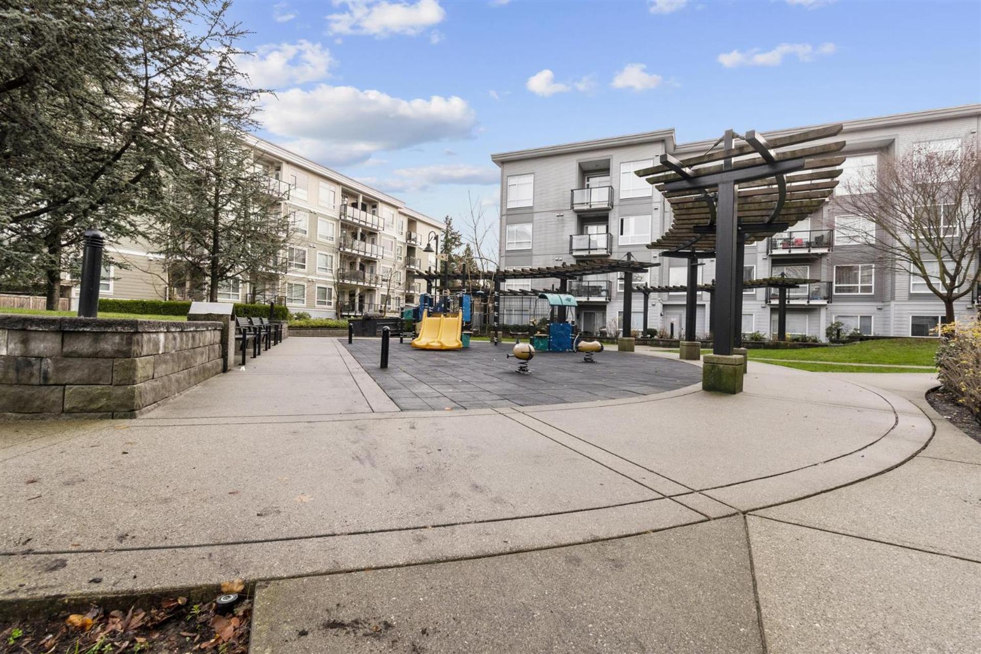 Skytrain Accessible,free Parking, Gym, 2 Bedroom Sleeps 6 In Surrey