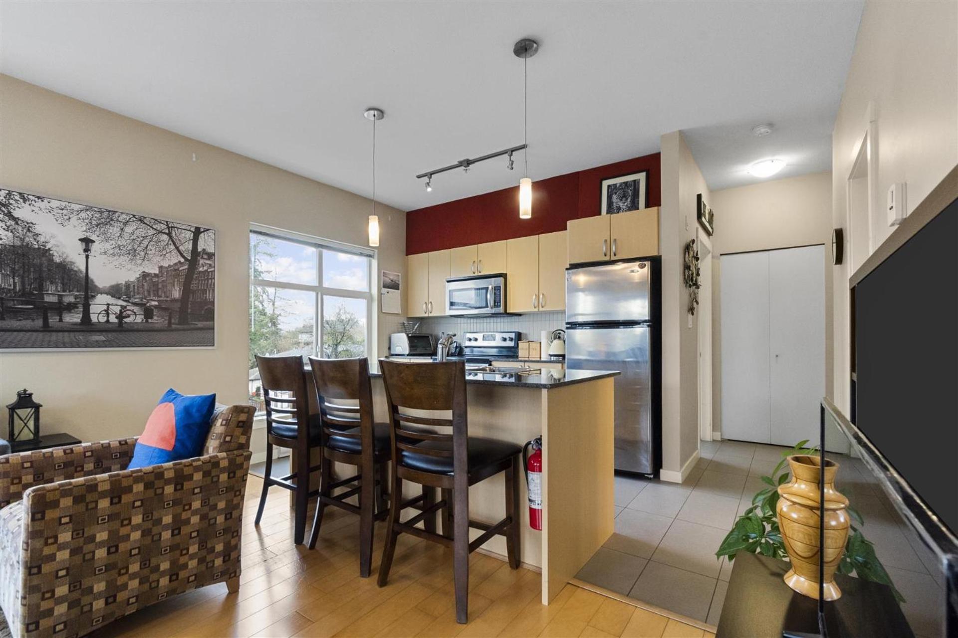 Skytrain Accessible,free Parking, Gym, 2 Bedroom Sleeps 6 In