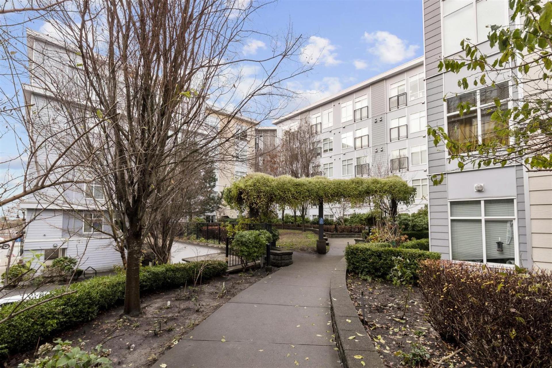 Apartment Skytrain Accessible,free Parking, Gym, 2 Bedroom Sleeps 6 In