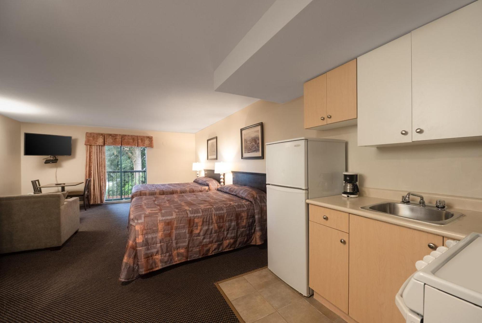 Canadian Hotel 2*