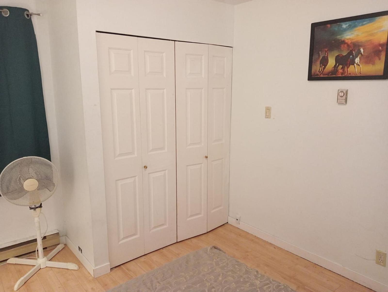 Bed & Breakfast Homestay Near Plazas, Restaurants, Transit & Guildford Mall F1 Surrey