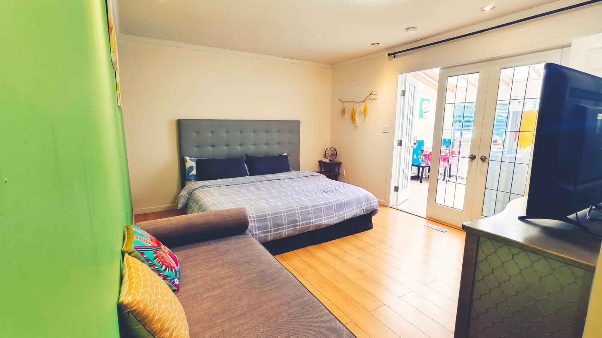Villa Separate Access , Separate Kitchen, Bathroom Surrey