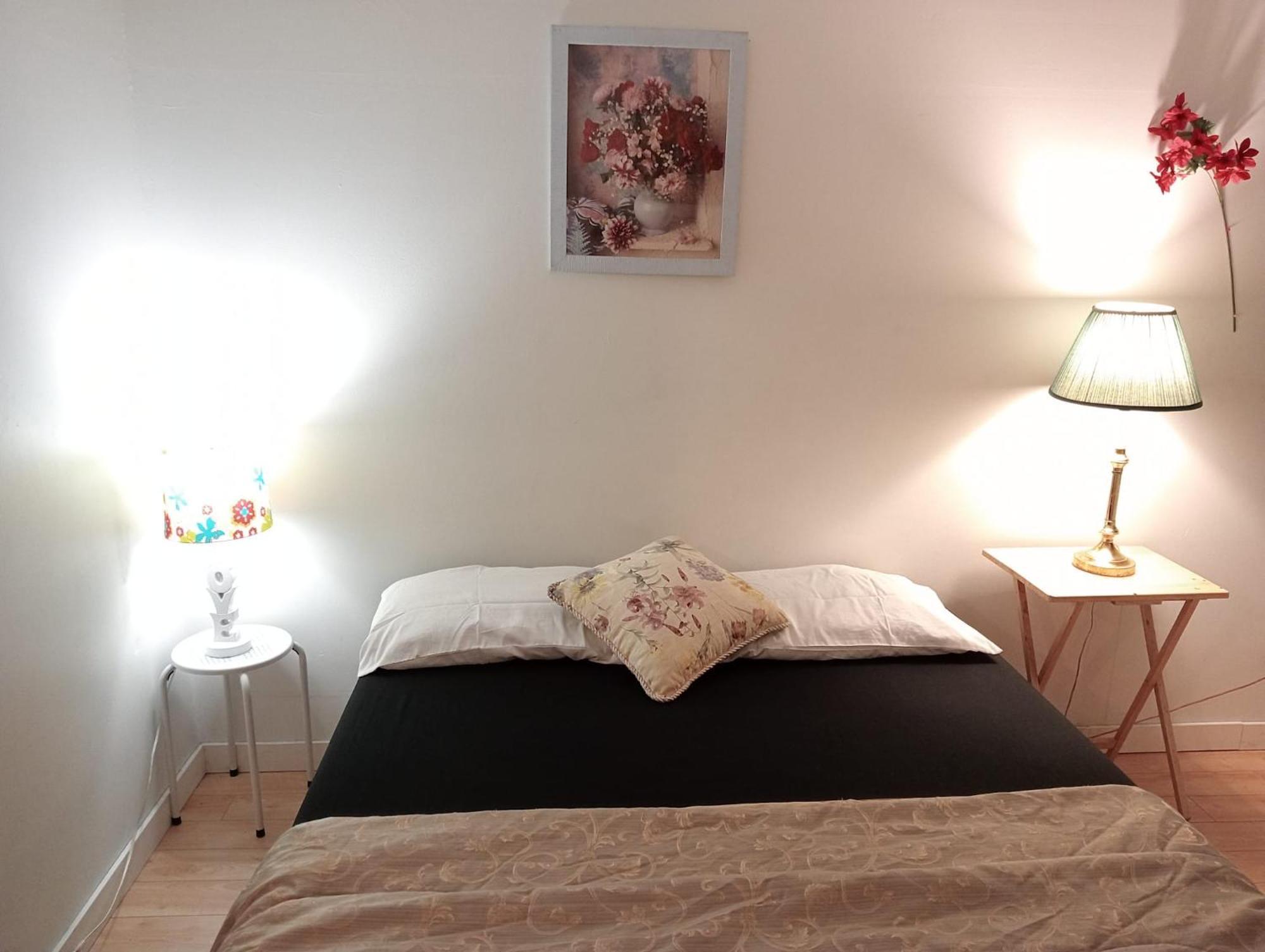 Homestay Near Plazas, Restaurants, Transit & Guildford Mall F1 Bed & Breakfast *