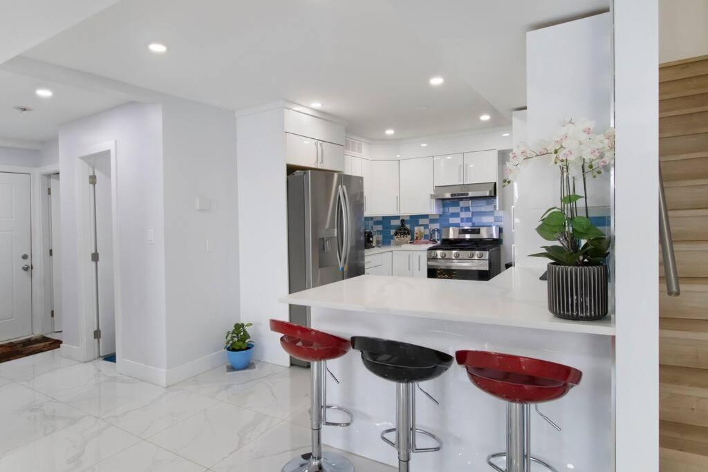 Modern Bright Whole House Major Attractions Nearby *