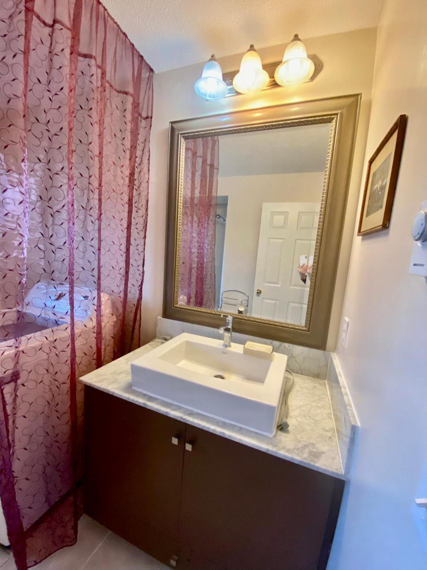 Elgin Bliss - White Rock Homestay
