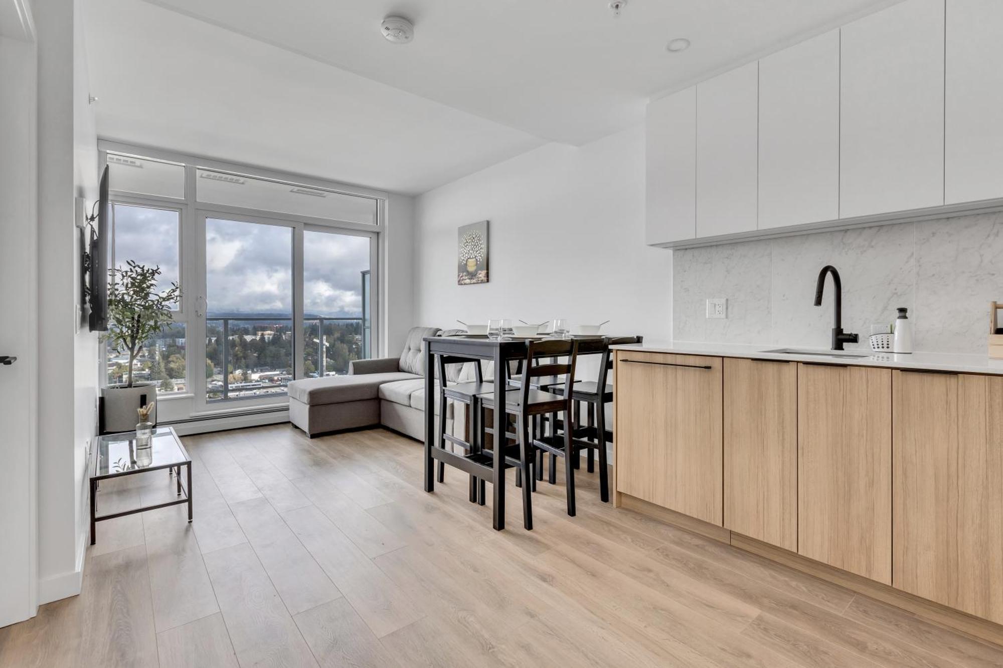 Modern 1-bedroom With Amazing Views *