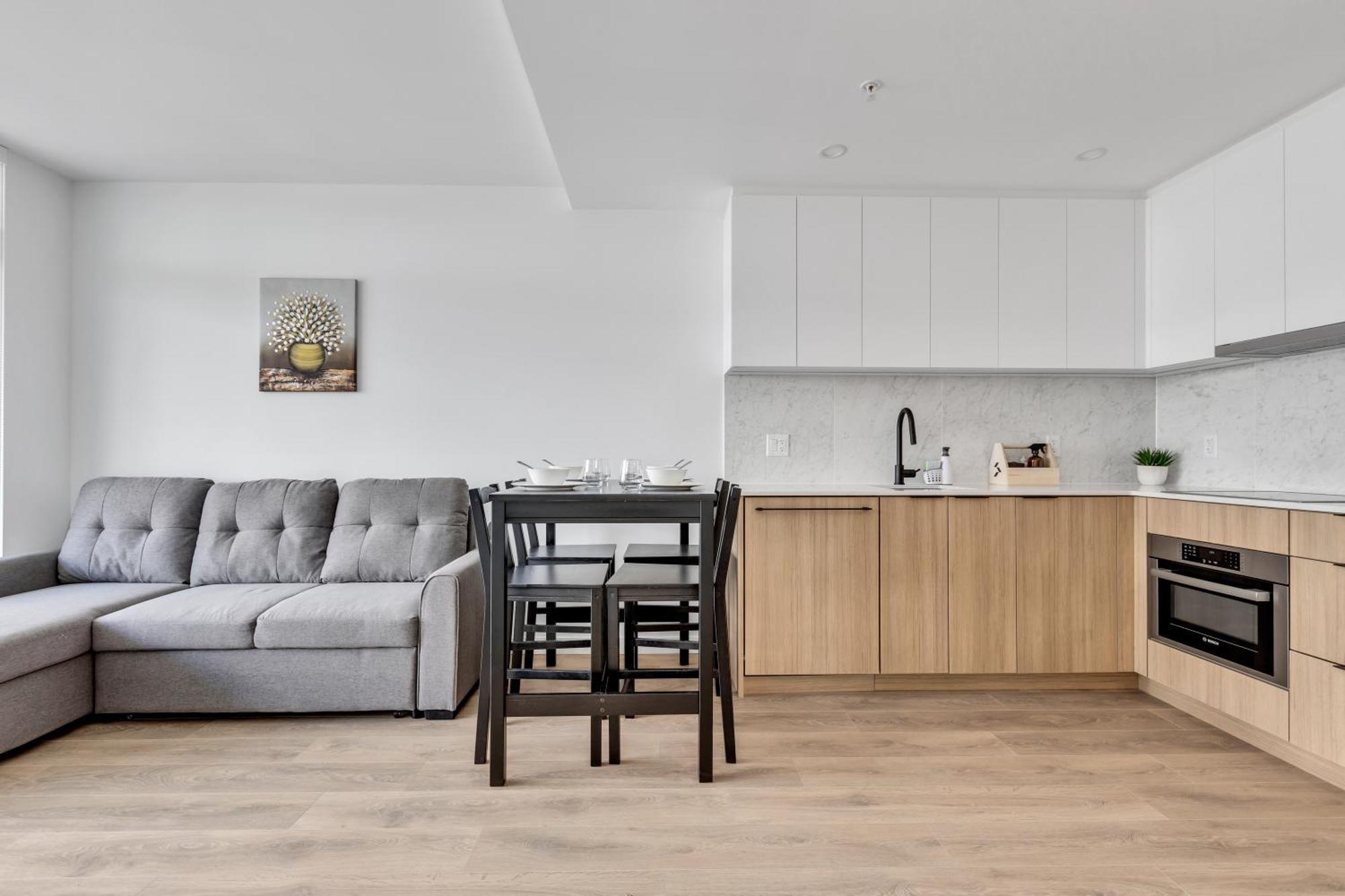 Modern 1-bedroom With Amazing Views *