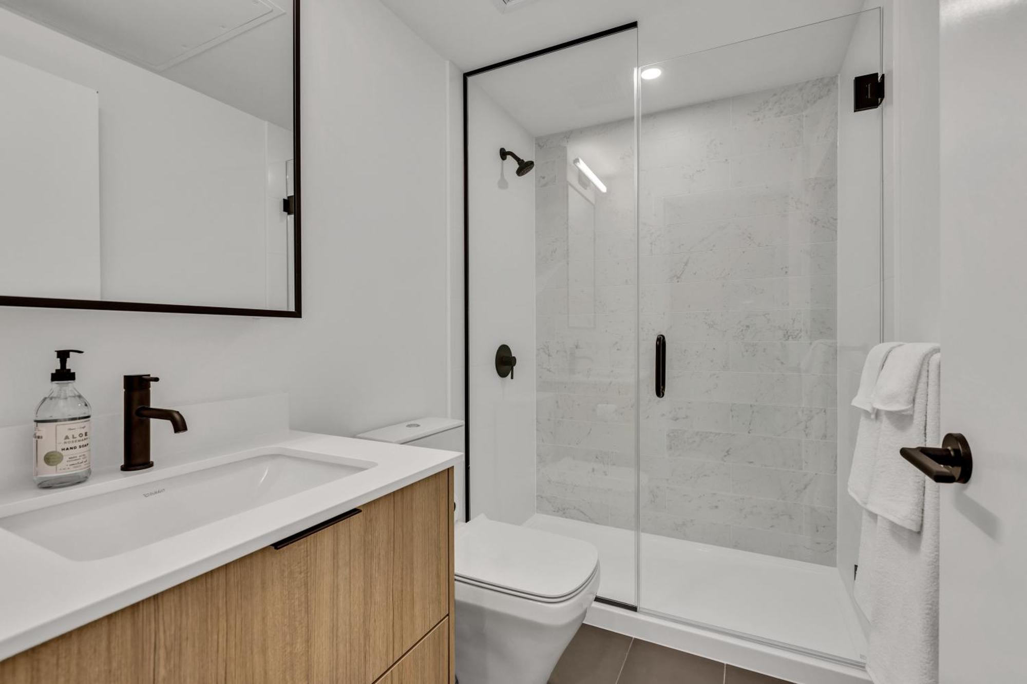 Modern 1-bedroom With Amazing Views Apartment Surrey