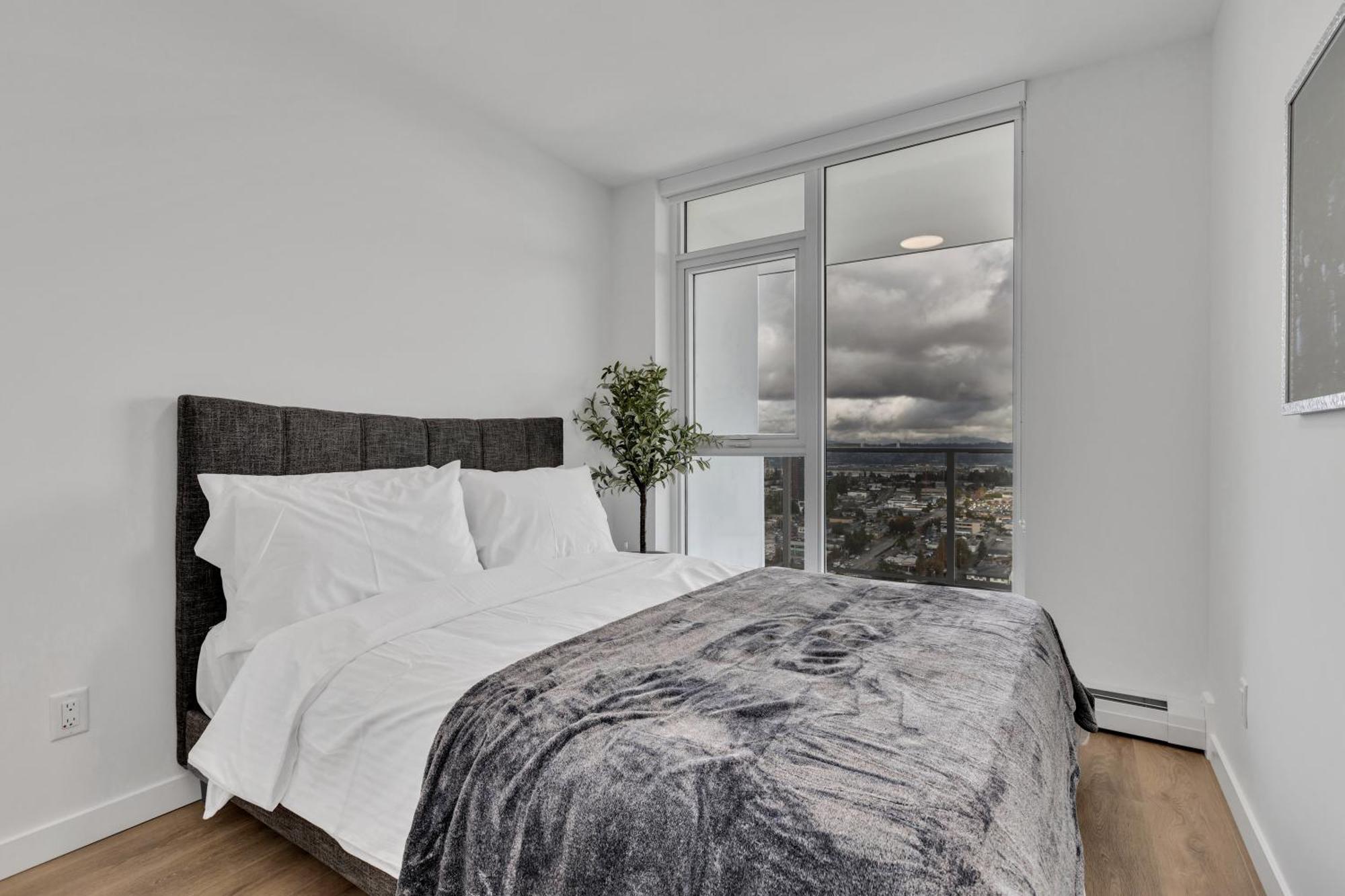 Modern 1-bedroom With Amazing Views Surrey