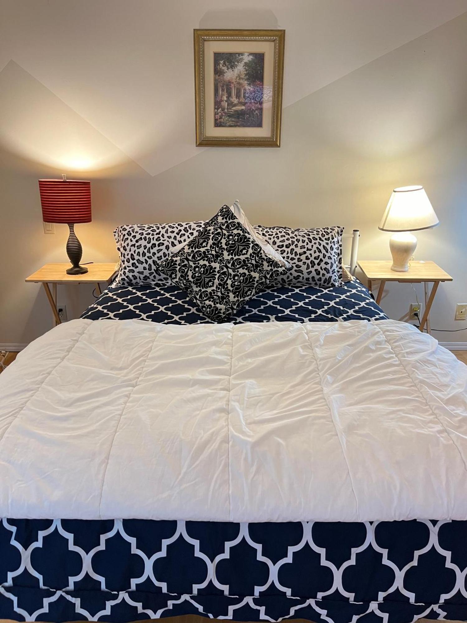 Airport Homestay Surrey- 24 Hrs Self-checkin 25 Min Drive - Walk To Restaurants, Shopping, Transit * Surrey