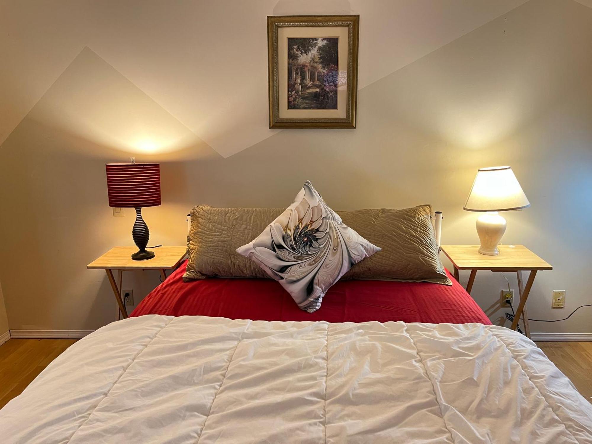 Homestay Airport Homestay Surrey- 24 Hrs Self-checkin 25 Min Drive - Walk To Restaurants, Shopping, Transit Surrey