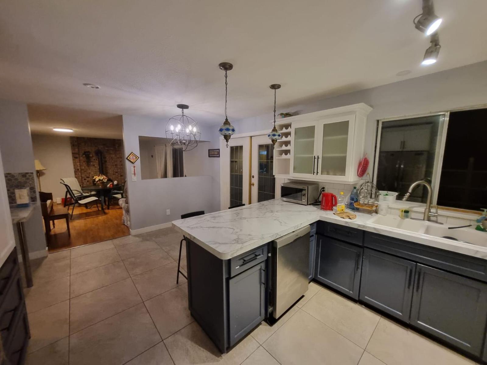 Anne's Luxury - Near White Rock *