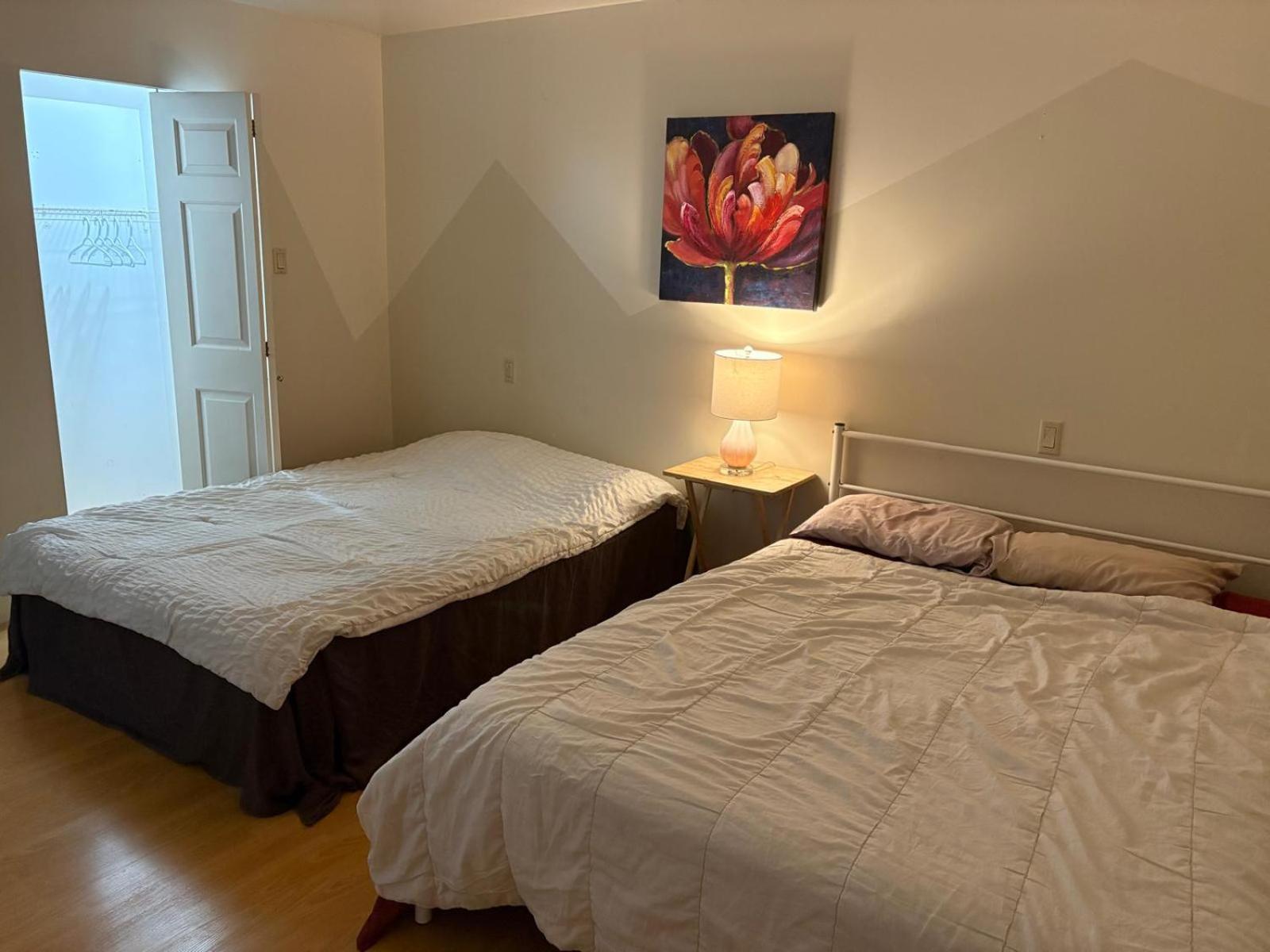 Airport Surrey- 24 Hrs Self-checkin 25 Min Drive - Near Restaurants, Shopping, Transit Homestay Surrey