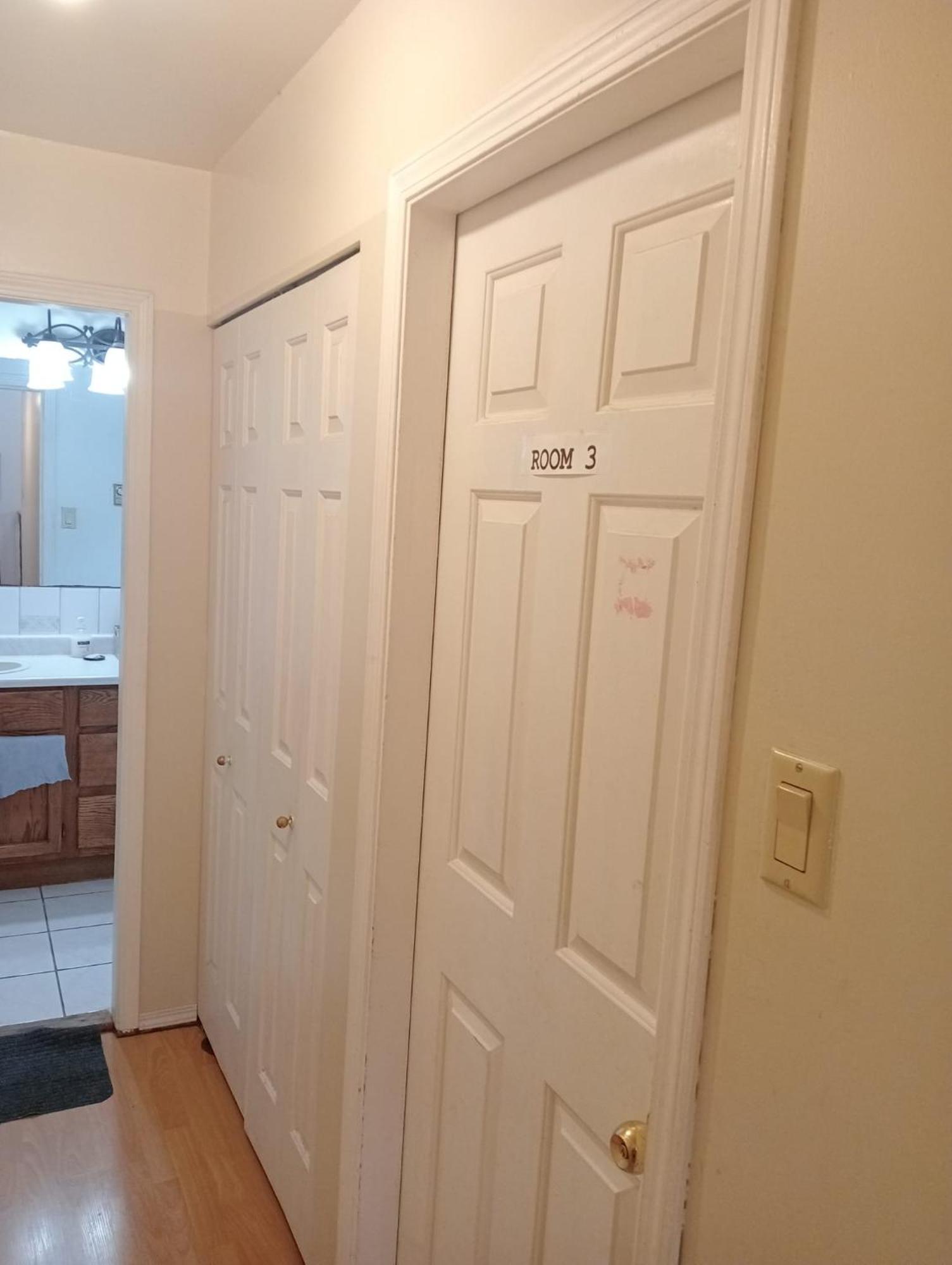 Airport Surrey- 24 Hrs Self-checkin 25 Min Drive - Near Restaurants, Shopping, Transit Surrey