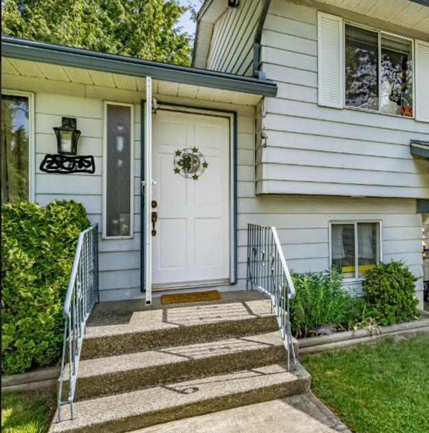 Cloverdale Bungalow- Beautiful Price 79 Cad Only Surrey
