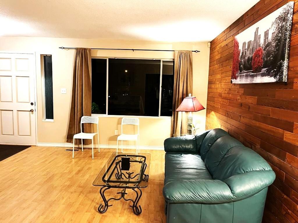 Homestay Cloverdale Bungalow- Beautiful Price 79 Cad Only *